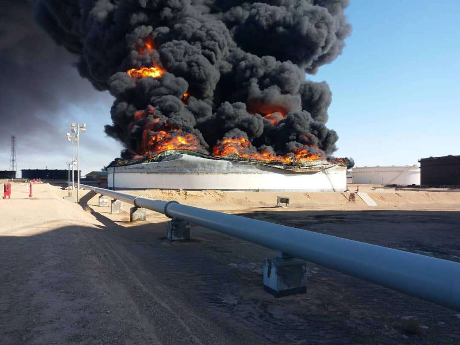 خزان نفط يحترق في مرفأ راس لانوف الليبي