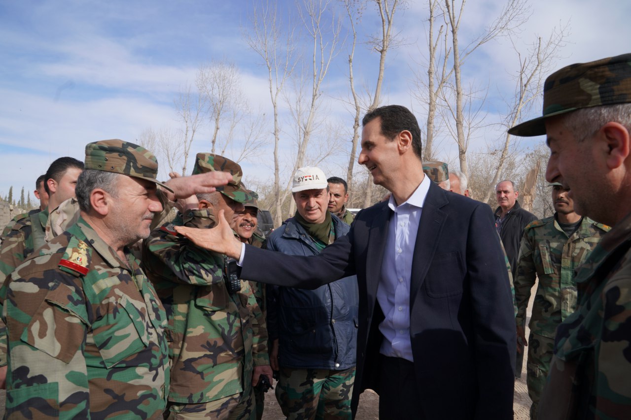 الرئيس السوري بشار الاسد مع عدد من قادة الجيش