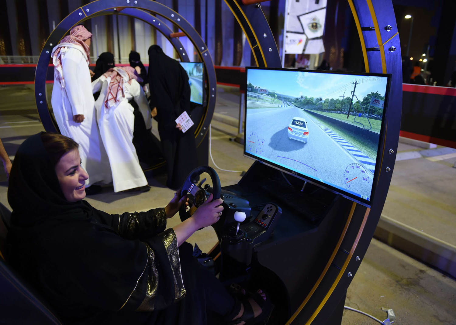 سيدة تتدرب على قيادة السيارة في الرياض