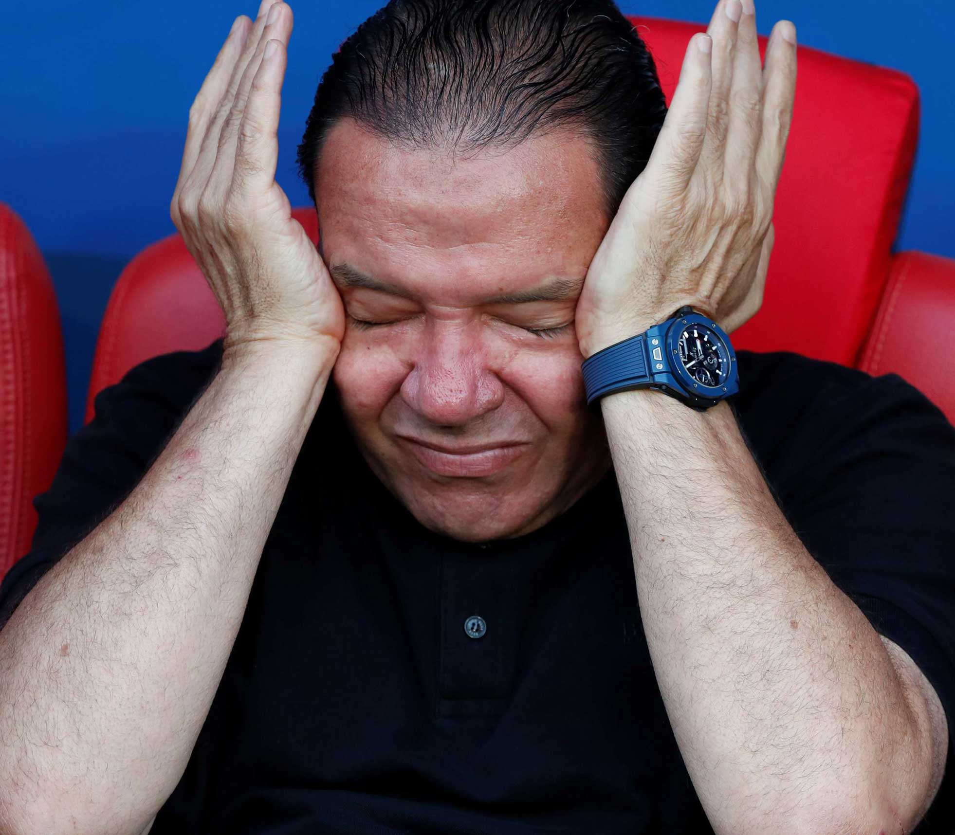 نبيل معلول باكيا اثناء اللقاء ضد بلجيكيا