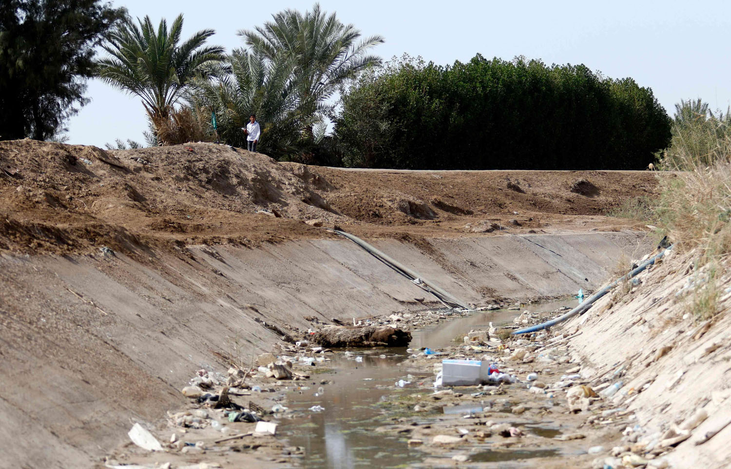 طفل عراقي يقف على نهر سيد دخيل بالقرب من الناصرية جنوب العراق