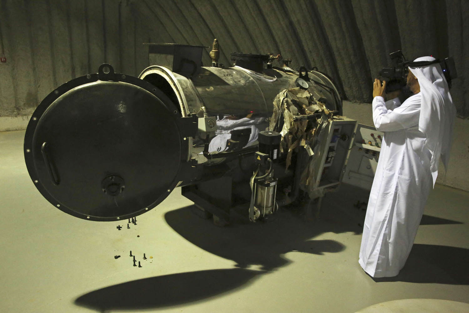 صحفي إماراتي يصور مبادلا حراريا يستخدم في شحن الصواريخ بالوقود
