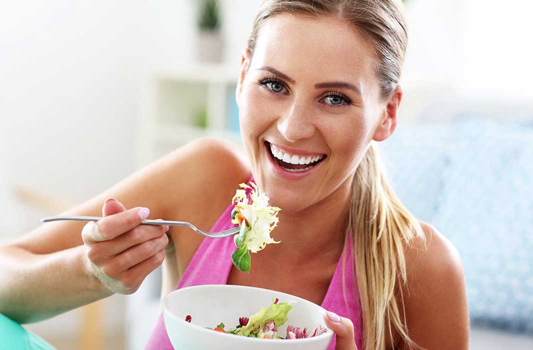 مرأة تأكل طبق سلطة