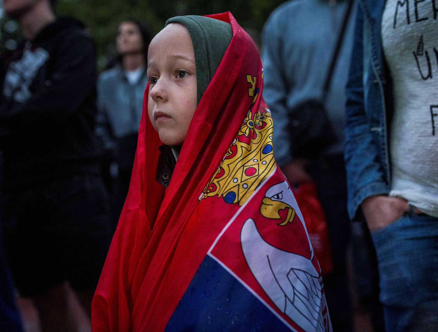 صبي يرتدي علم صربيا أثناء مشاهدته شاشة عملاقة لمباراة كأس العالم في المجموعة الخامسة بين صربيا وسويسرا