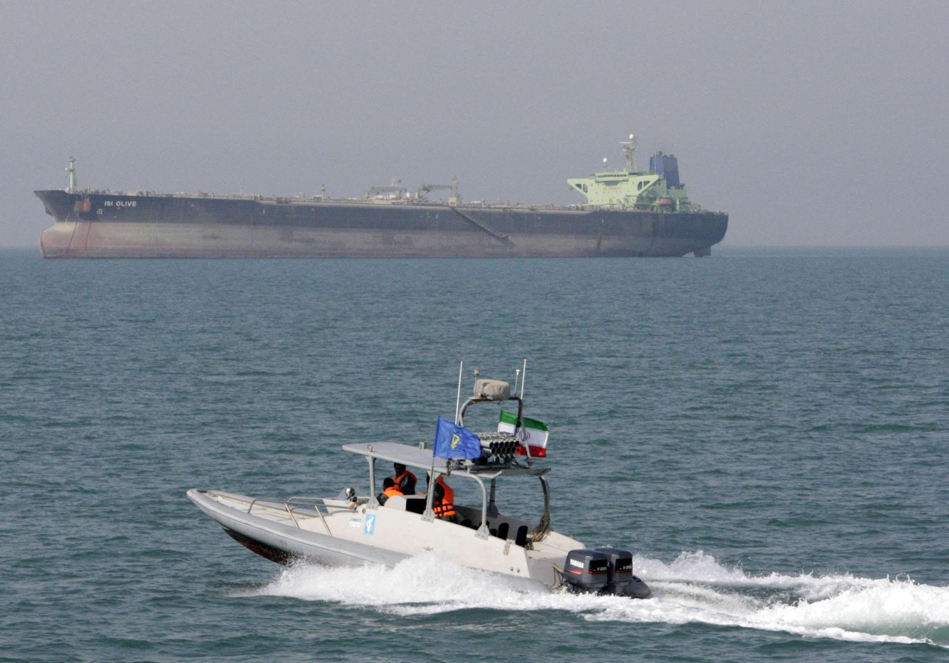 زورق إيراني يعترض سفن نفط في مضيق هرمز