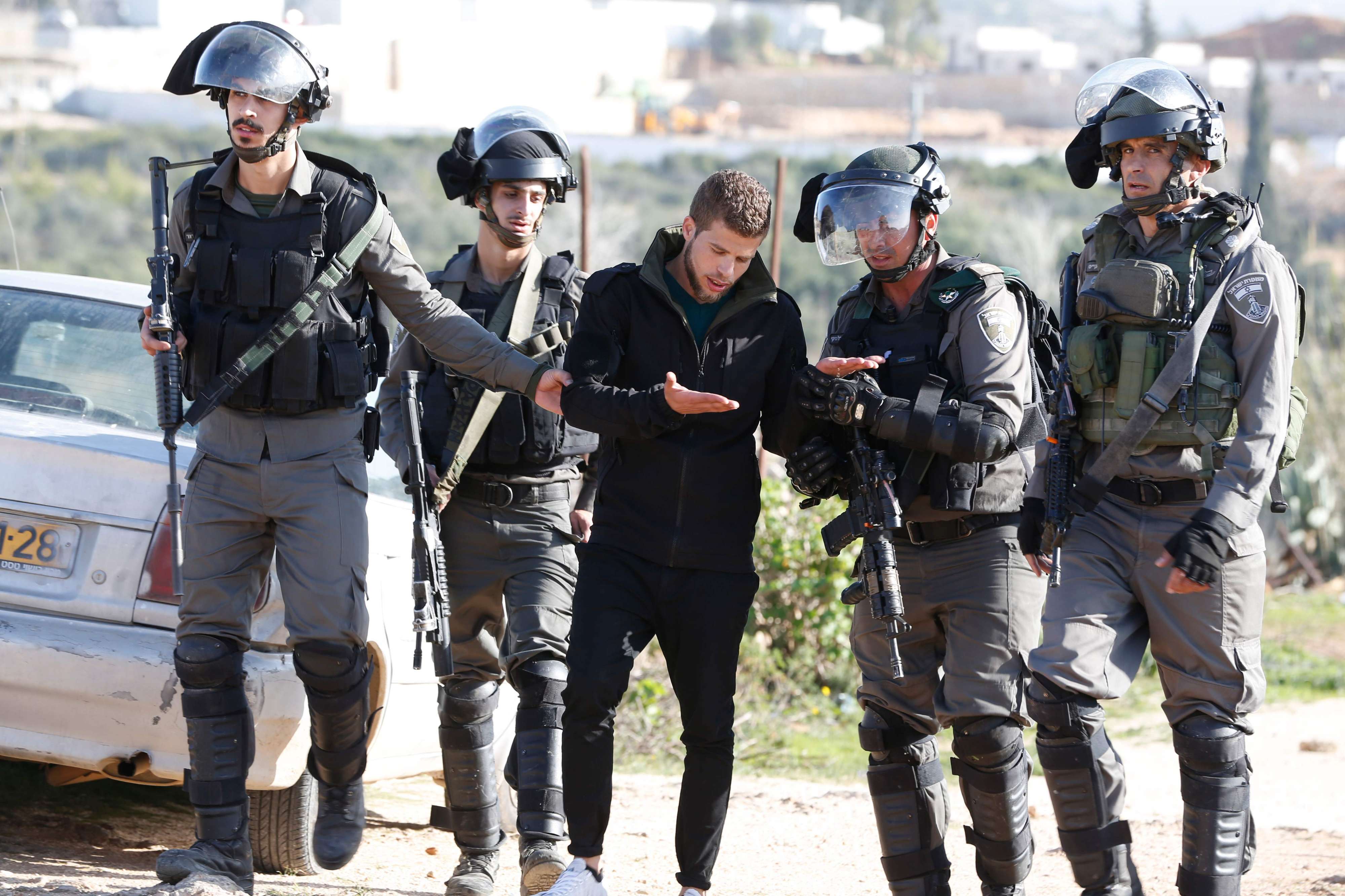جنود اسرائيليون يعتقلون فلسطينيا