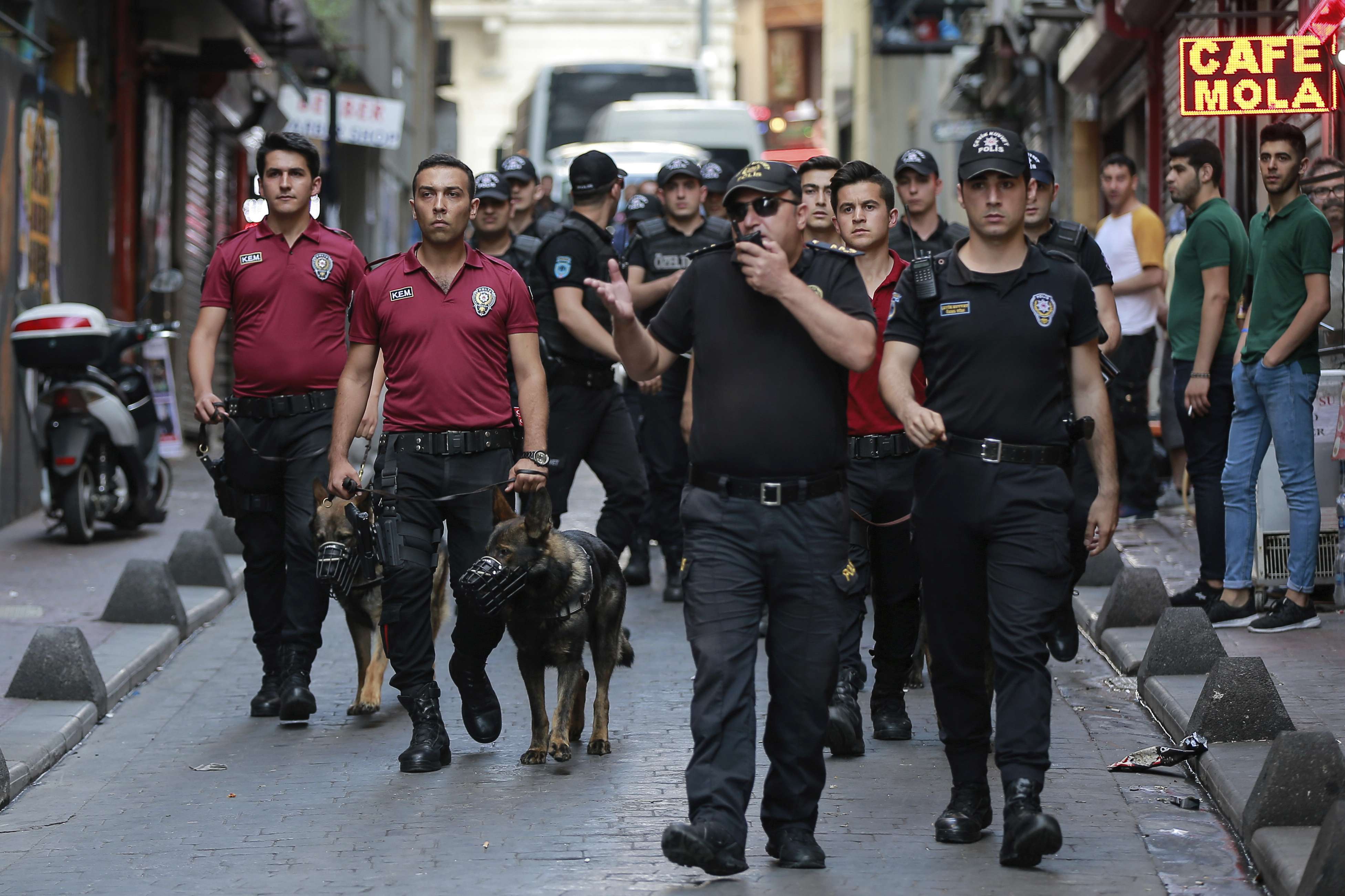 الامن التركي لدى قيامه بالاعتقالات
