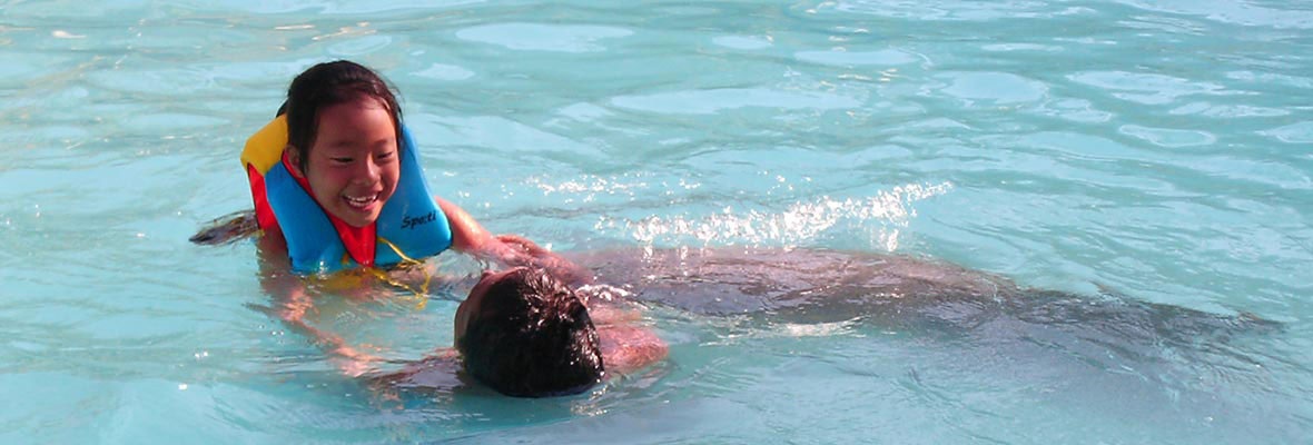 الدلافين تسبح مع أطفال التوحد في طريقة علاجية مبتكرة