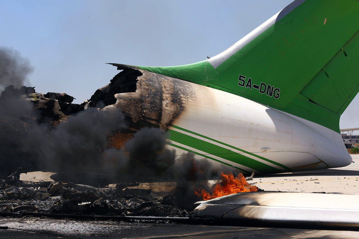 طائرة تحترق في هجوم صاروخي على مطار طرابلس