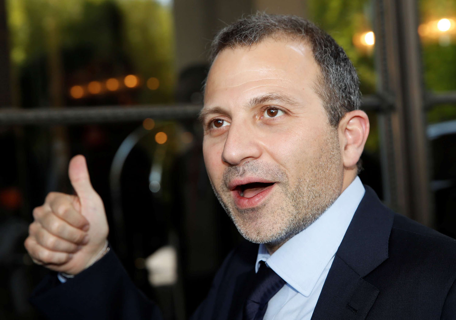 وزير الخارجية اللبناني جبران باسيل يلوح للصحفيين