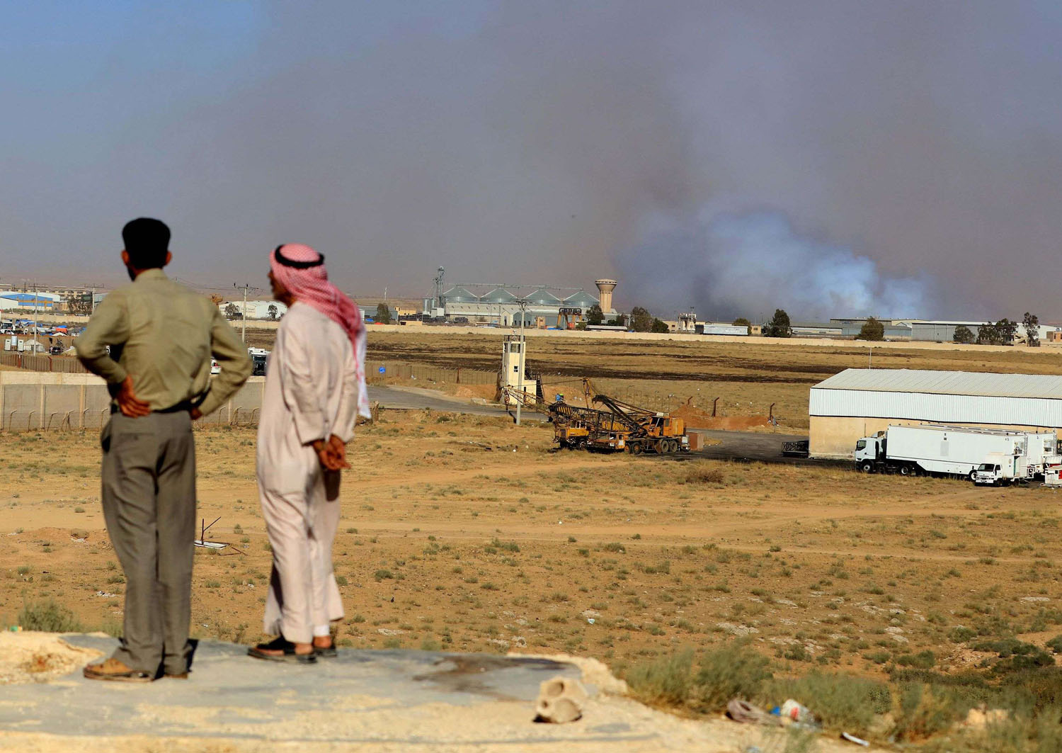 أردنيان ينظران إلى القصف الجوي لدرعا عبر الحدود
