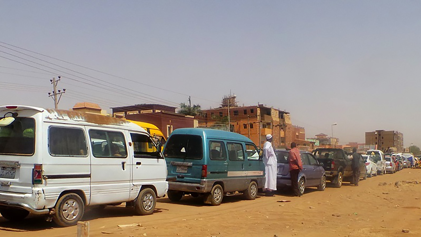 طوابير طويلة أمام محطات التزود بالوقود