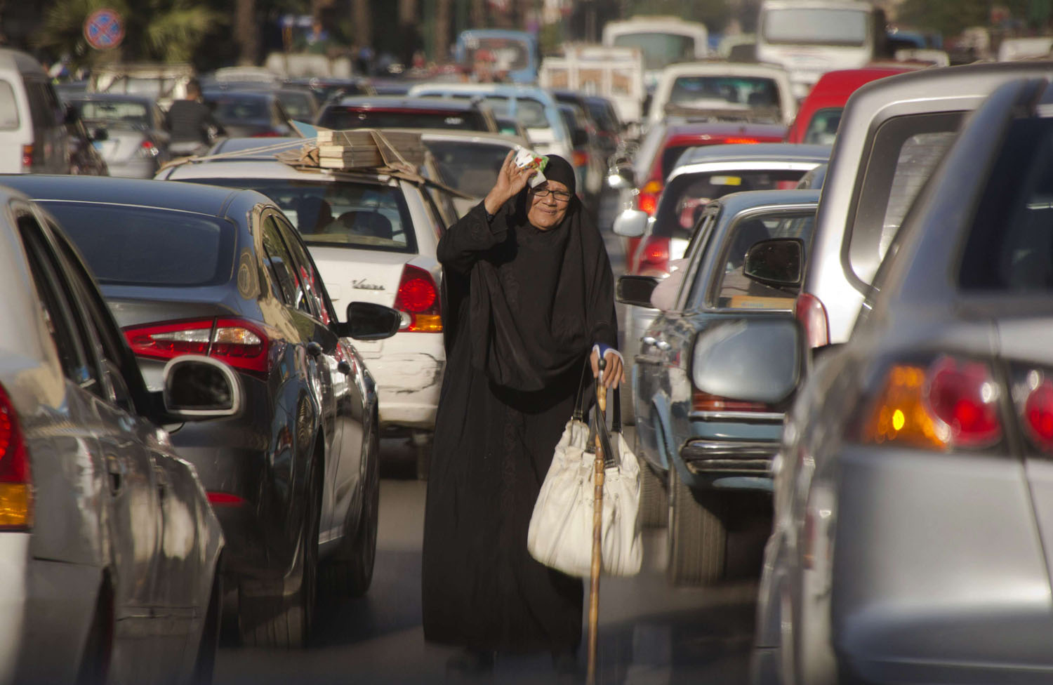 سيدة مصرية تبيع وسط السيارات