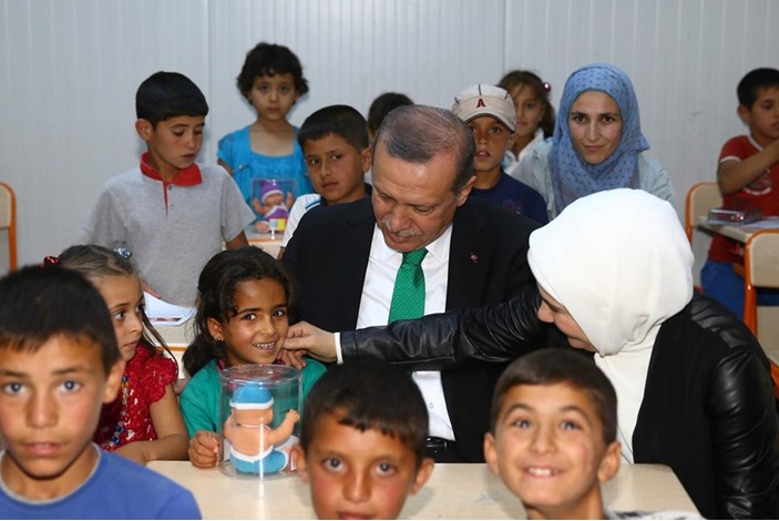 الرئيس التركي وزوجته مع أطفال لاجئين سوريين