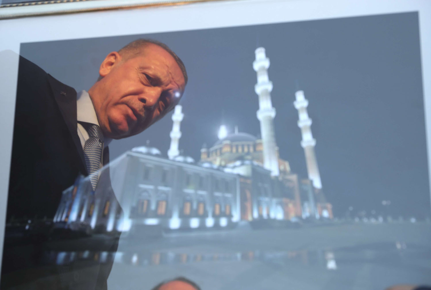 أردوغان يتفحص صورة لجامع في الجزء التركي من قبرص