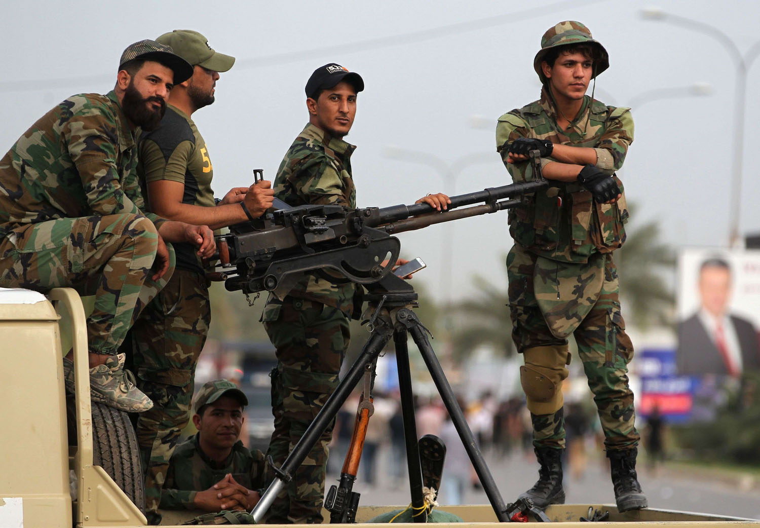 مقاتلون من الحشد الشعبي في نقطة تفتيش في بغداد