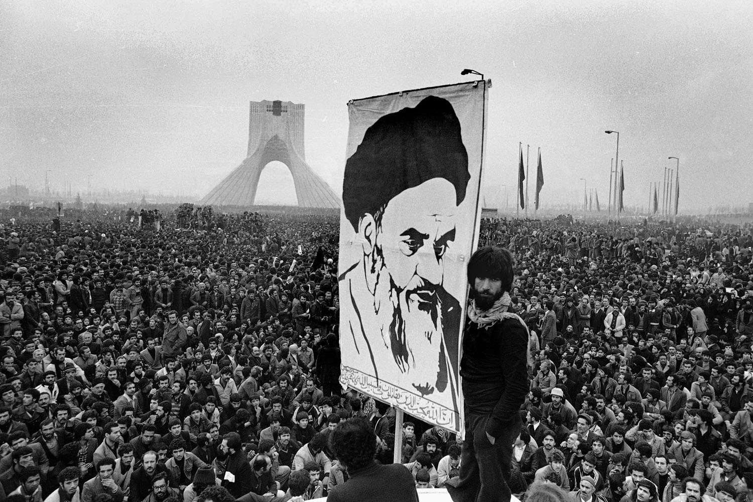 تظاهرة إيرانية ضد الشاه عام 1978 ترفع صورة الخميني