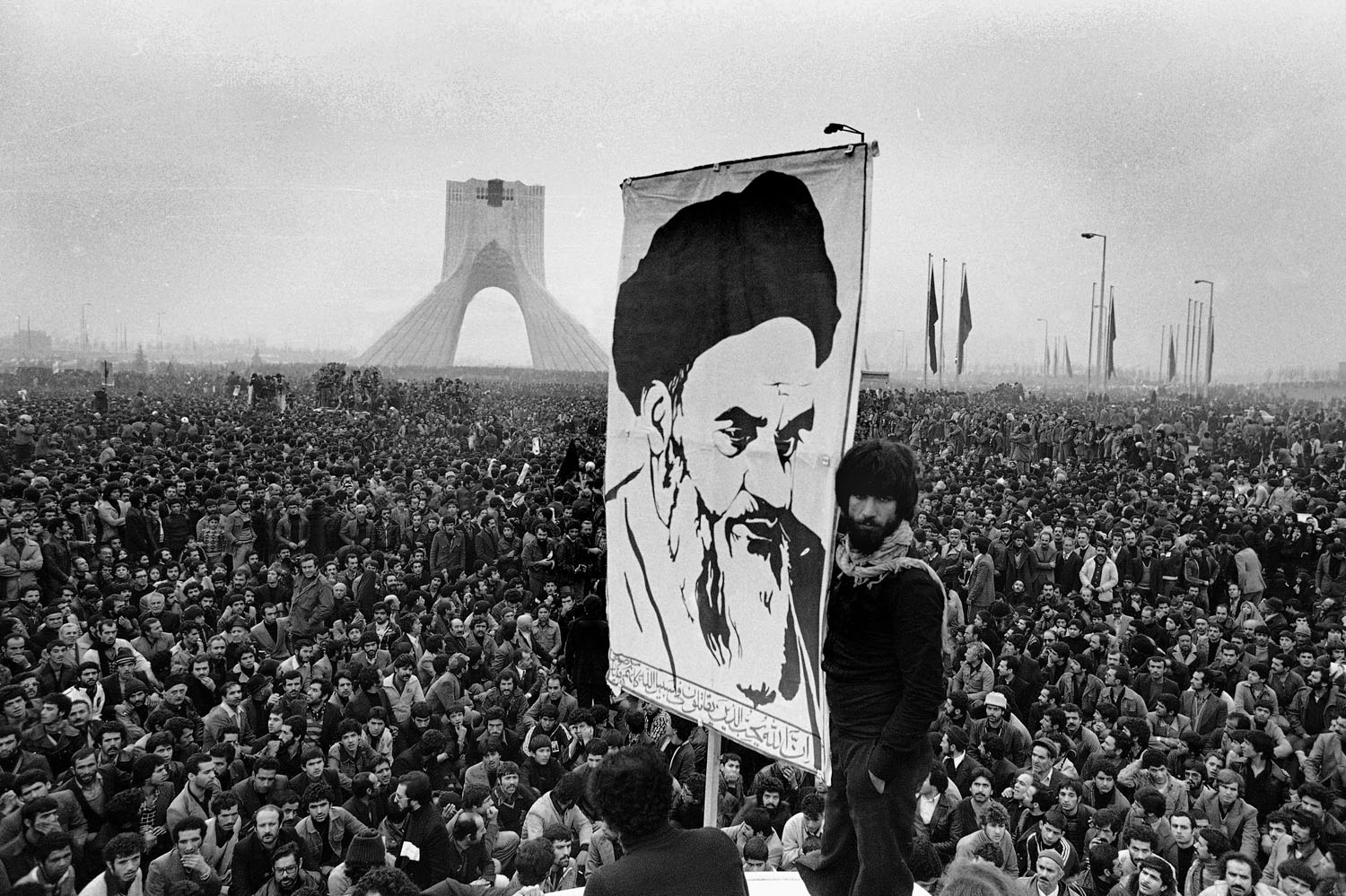 تظاهرة إيرانية ضد الشاه عام 1978 ترفع صورة الخميني