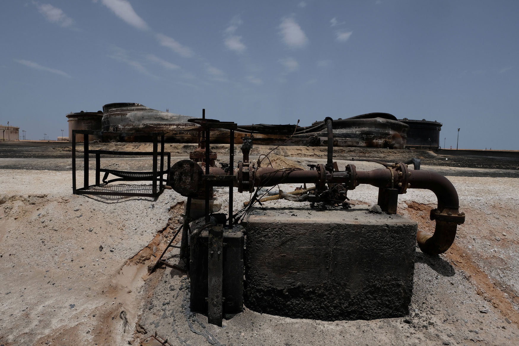 فوضى أمنية تسببت في تعطيل انتاج النفط الليبي المورد المالي الوحيد لليبيين