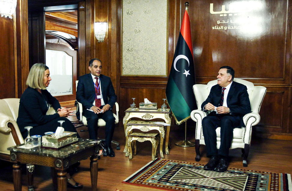 وزيرة خارجية الاتحاد الأوروبي فيديريكا موغيريني ورئيس حكومة الوفاق الليبية فايز السراج