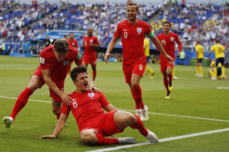 لاعب خط الوسط الإنكليزي هاري ماغواير يحتفل مع زملائه في المنتخب بعد تسجيل هدفه الافتتاحي خلال مباراة ربع النهائي بين السويد وإنكلترا