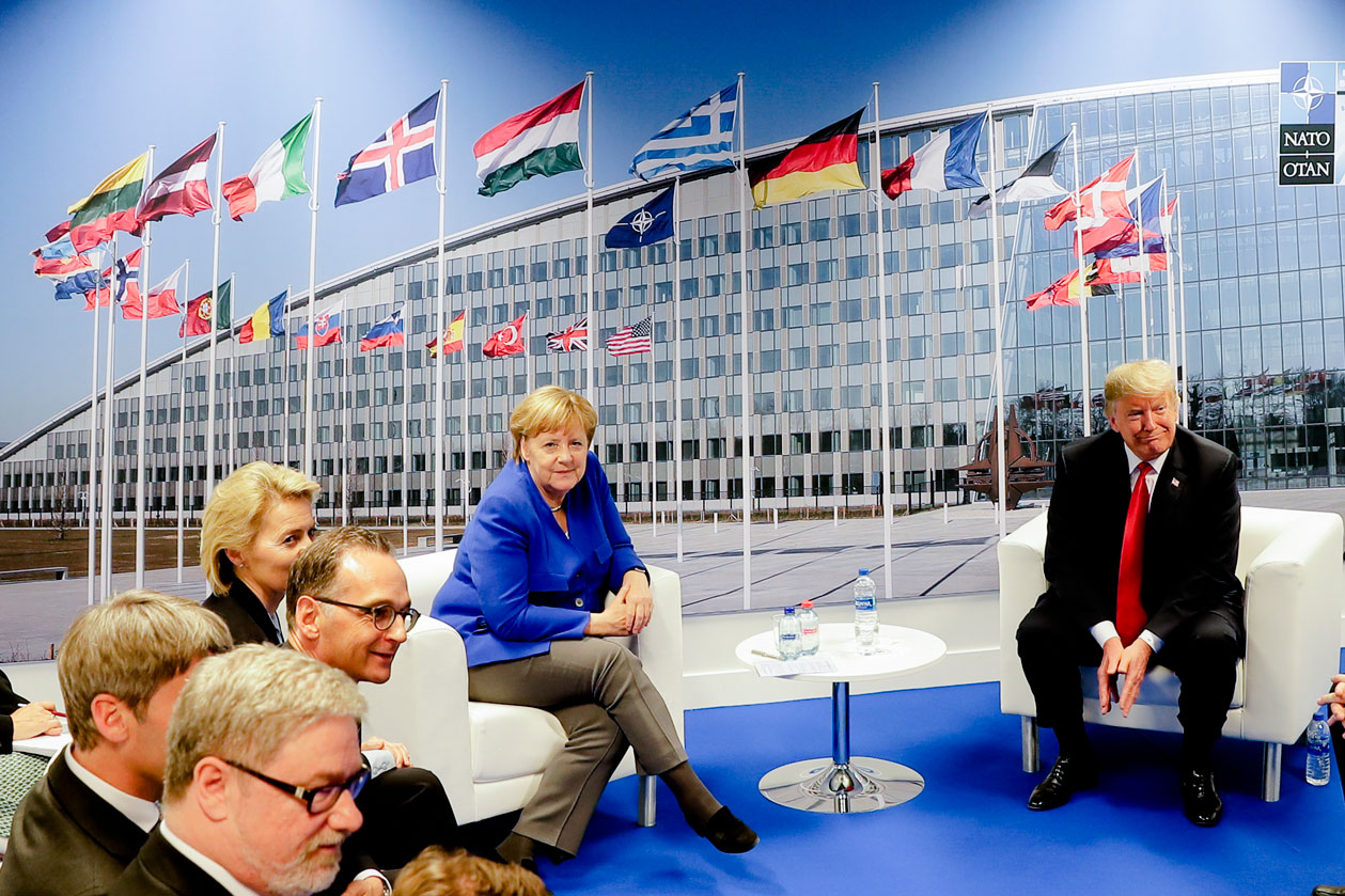 الرئيس الأميركي دونالد ترامب في اجتماع مع المستشارة الألمانية أنغيلا ميركل بعد خلافات حادة