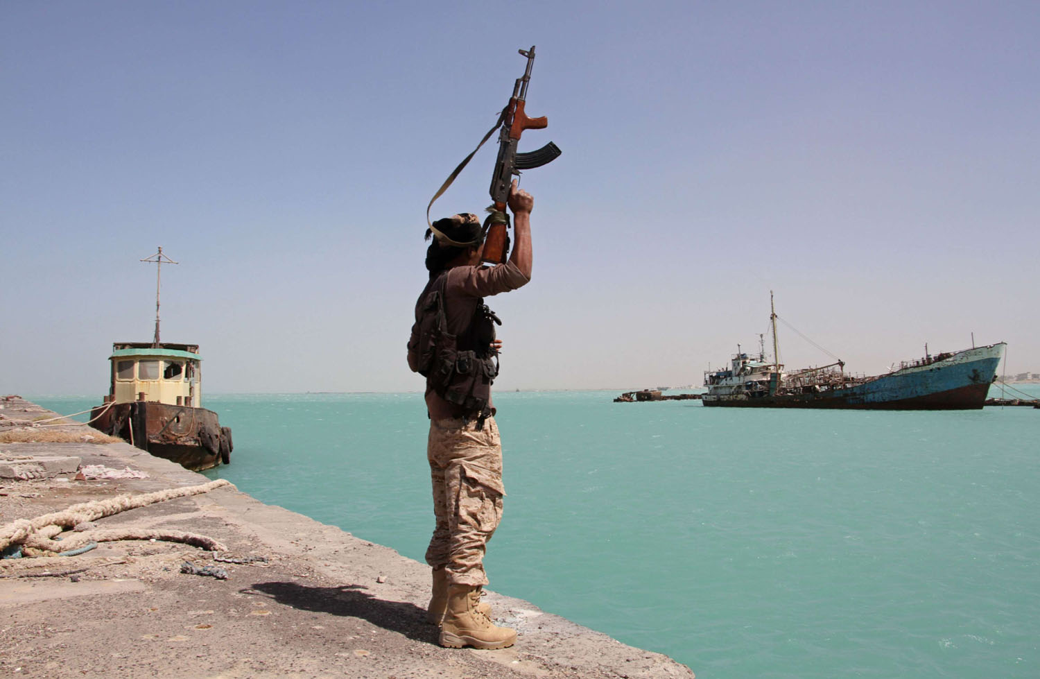 جندي يمني على حافة ميناء المخا