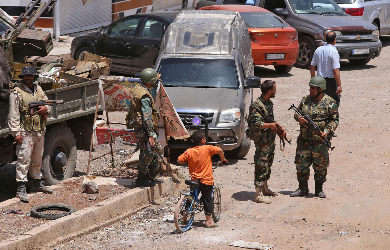 القوات السورية في منطقة تم استعادة السيطرة عليها بالمفاوضات