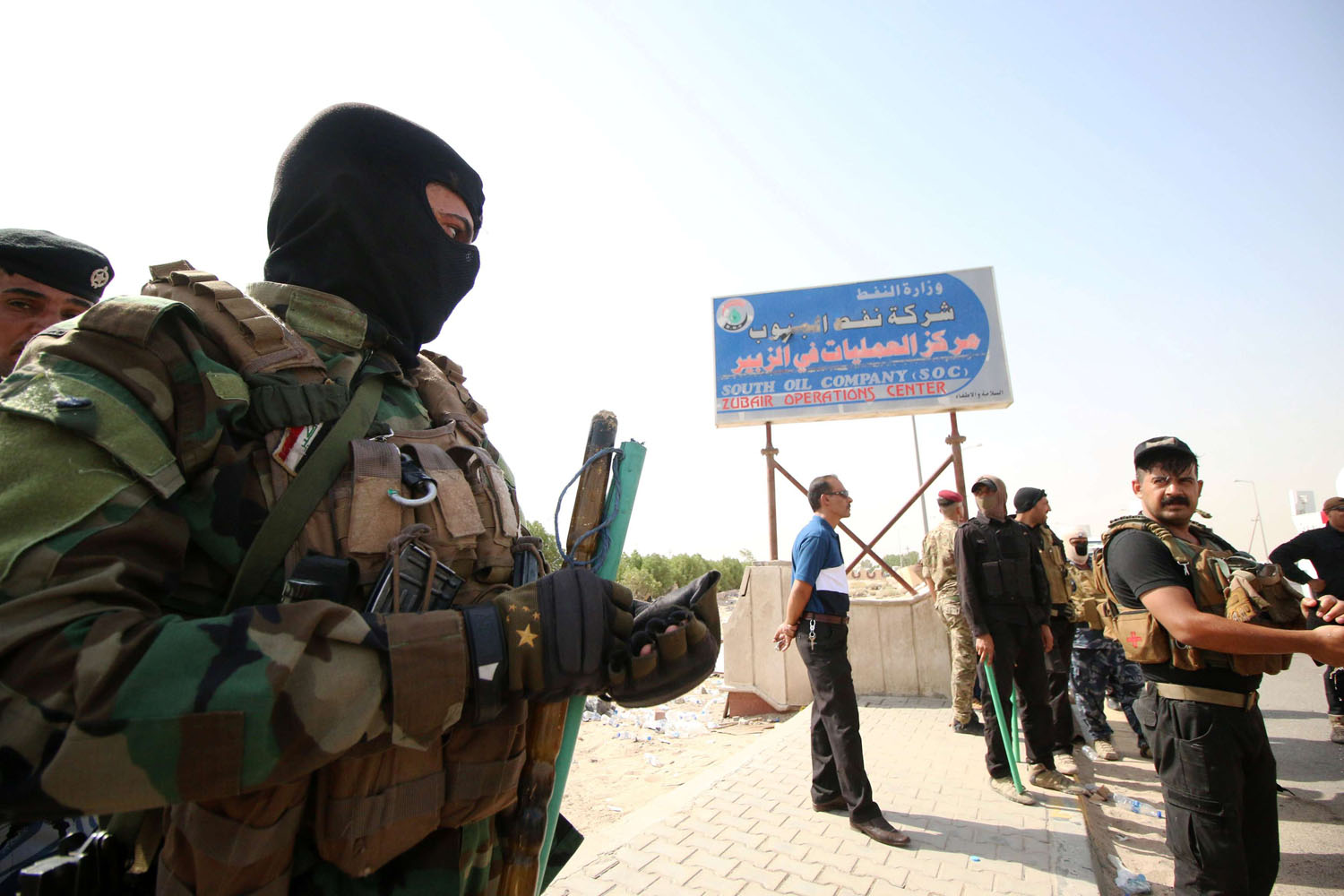 قوات الأمن العراقية تحيط بواحد من أهم حقول النفط في جنوب العراق