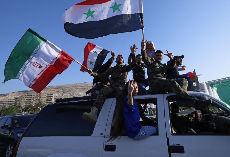 الجيش السوري يرفع على سوريا وإيران
