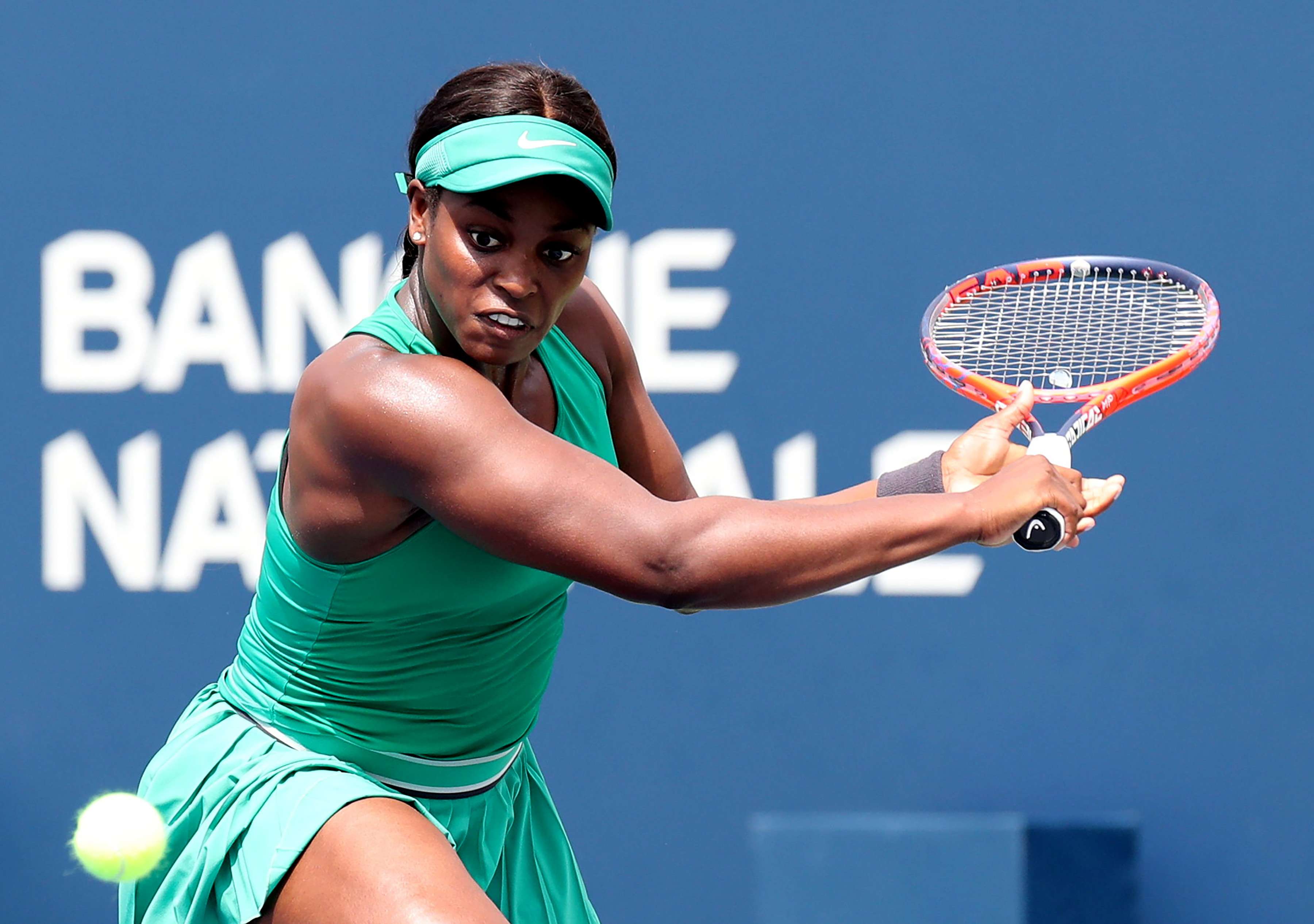 سلون ستيفنز تسدد بقوة ضد كارلا سواريز نافارو