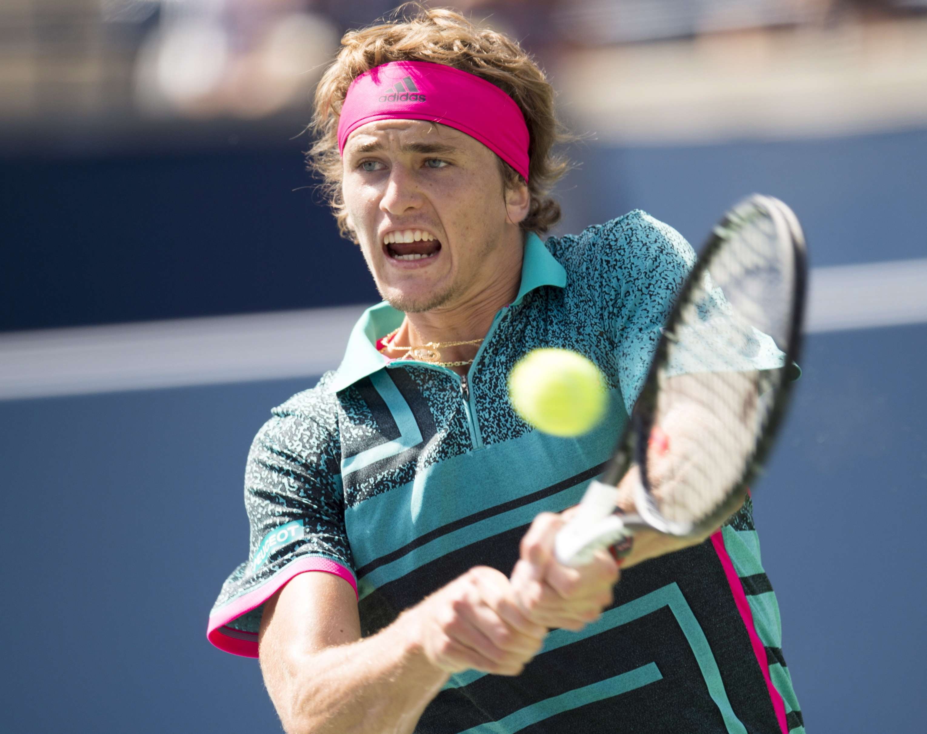 ألكسندر زفيريف يرسل الكرة خلال اللقاء مع ستيفانوس تسيتسيباس 