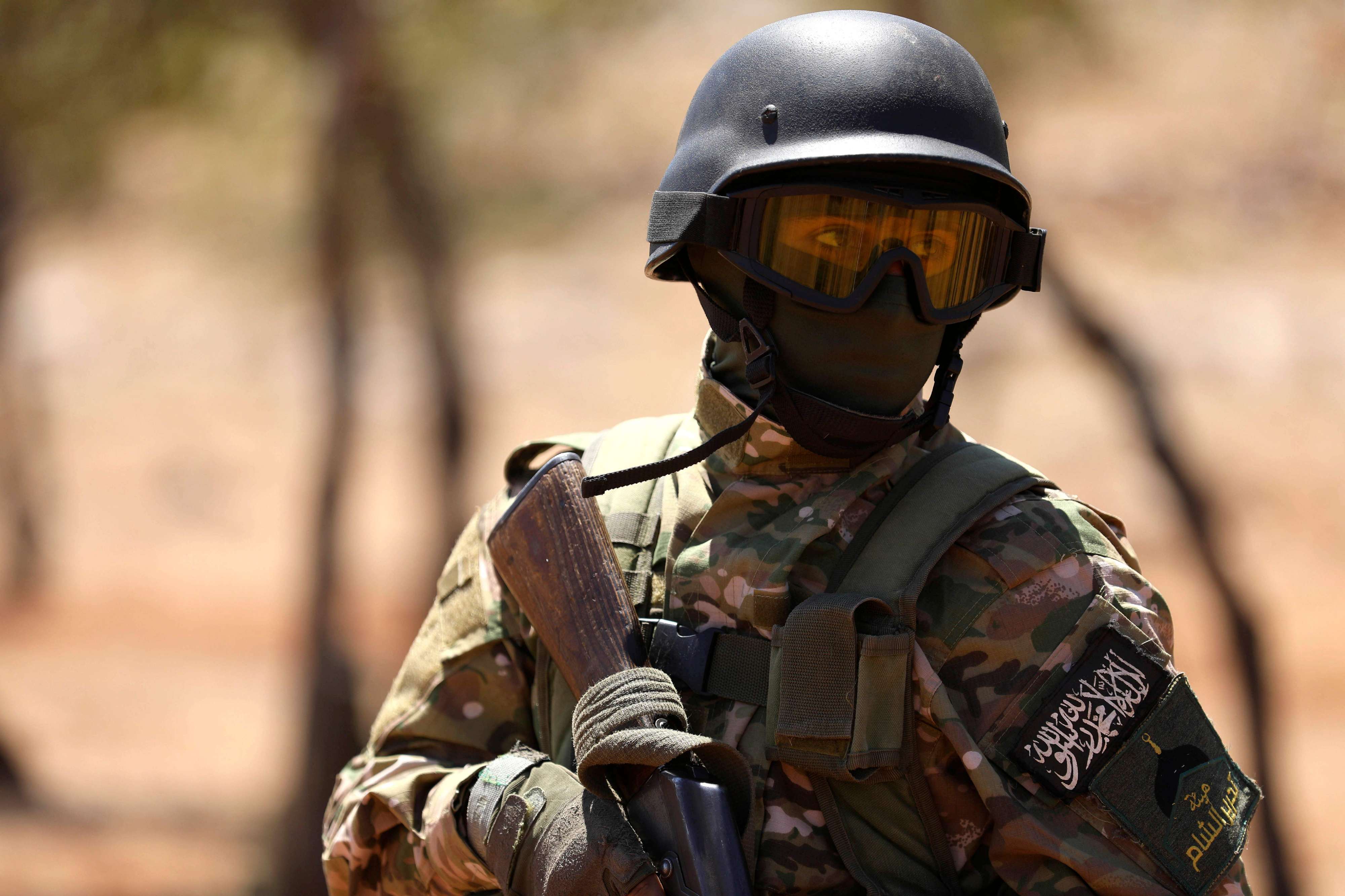 مقاتل من هيئة تحرير الشام