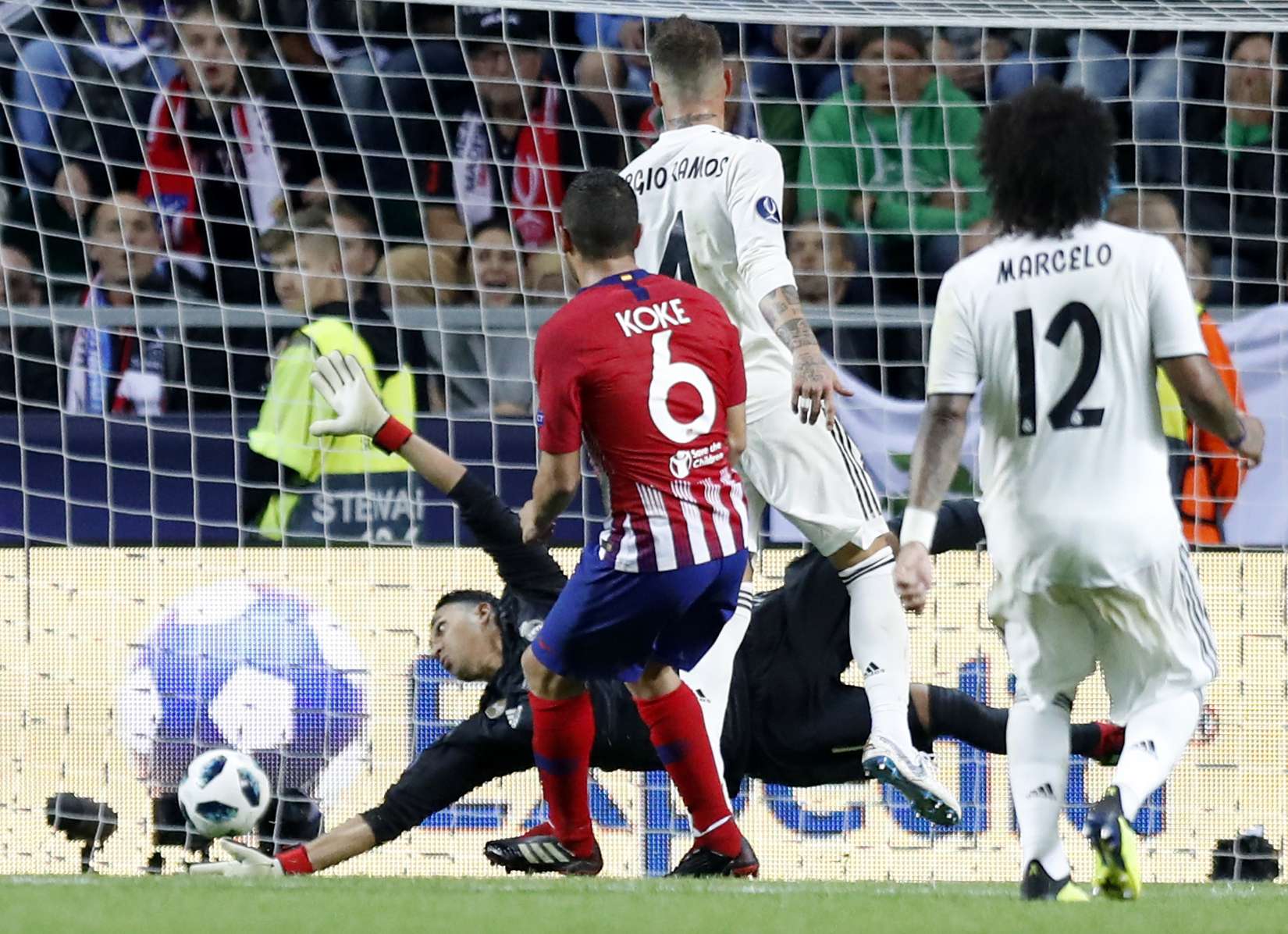 اللاعب أتلتيكو كوكي، الثاني من يسار ، يهز شيباك حارس مرمى الريال مدريد كيلور نافاس