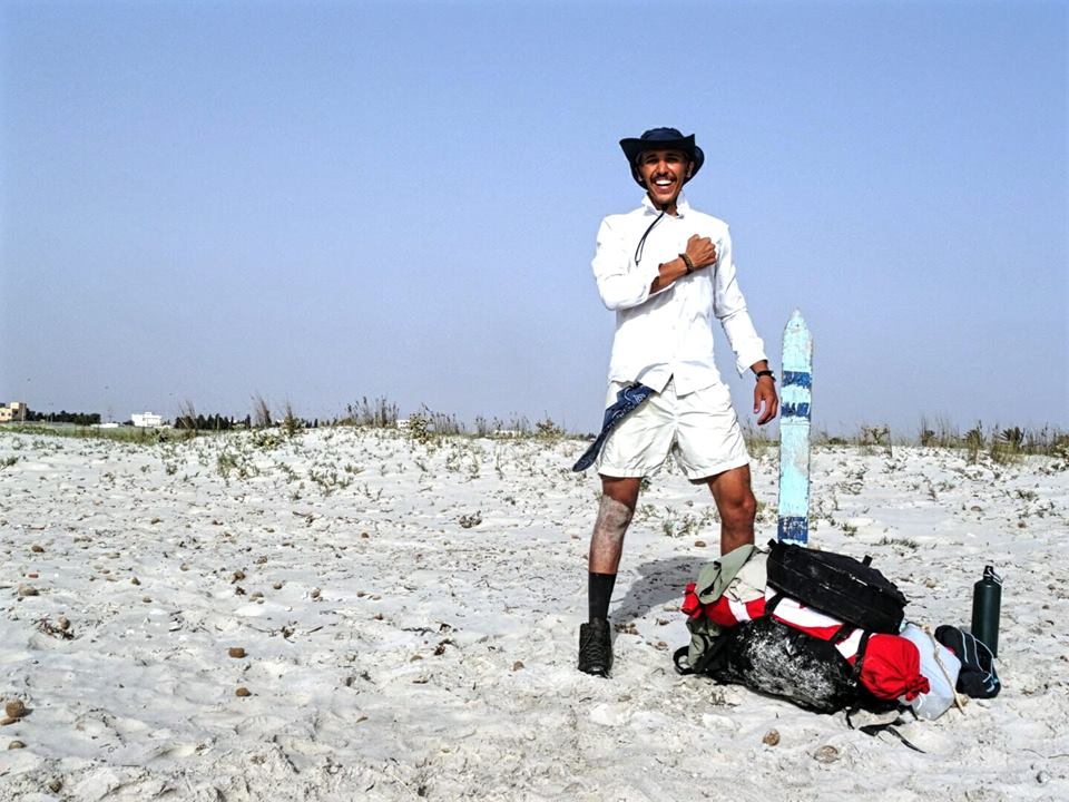 الناشط البيئي محمد أسامة حويج على أحد الشواطئ التونسية