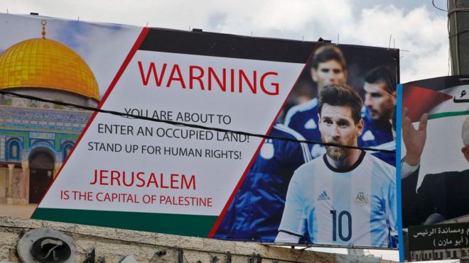 لافتة فلسطينية تنبه ميسي الى انه على وشك دخول أرض محتلة وتدعوه للوقوف بجانب حقوق الانسان