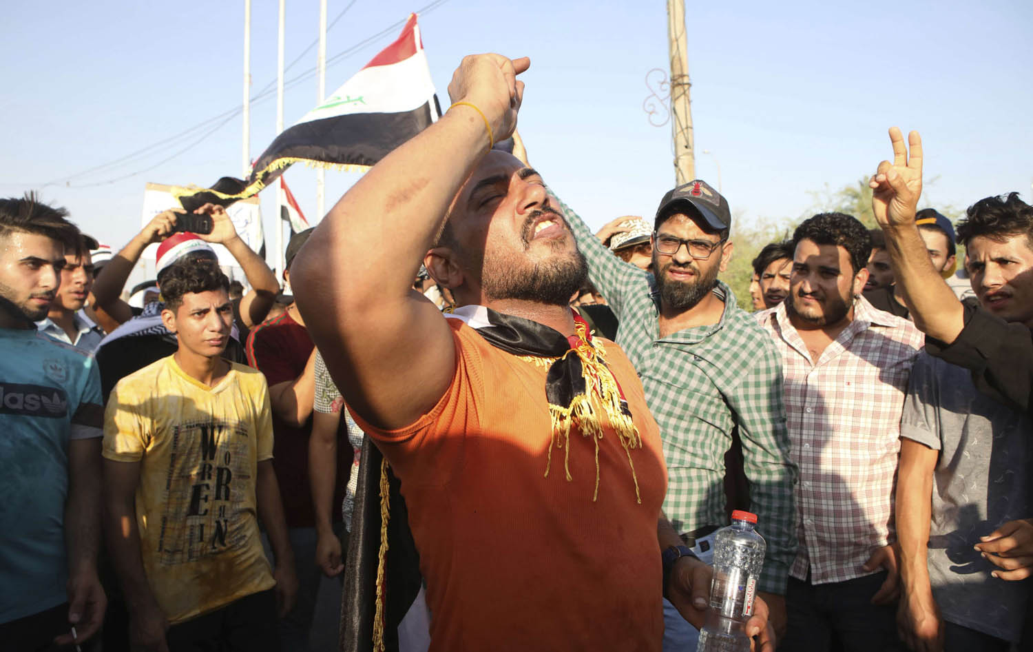 متظاهرون عراقيون أمام مجلس محافظة البصرة يحتجون على الفساد وسوء الخدمات والبطالة