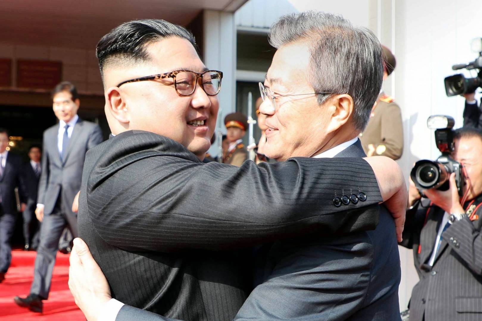 زعيما الكوريتين في أول لقاء بينهما في ابريل الماضي