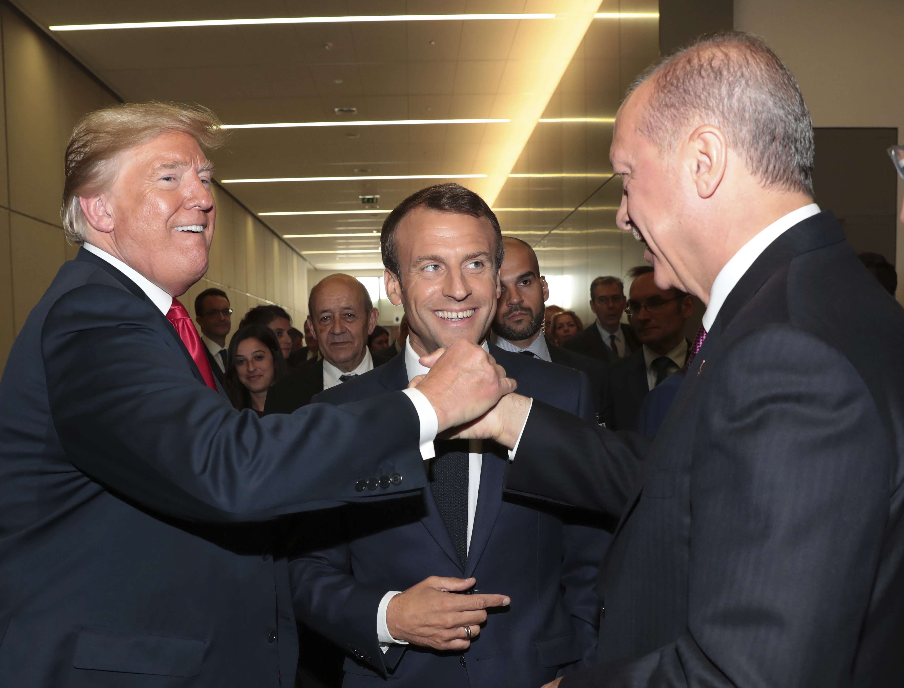 ترامب مع اردوغان وبينهما ماكرون