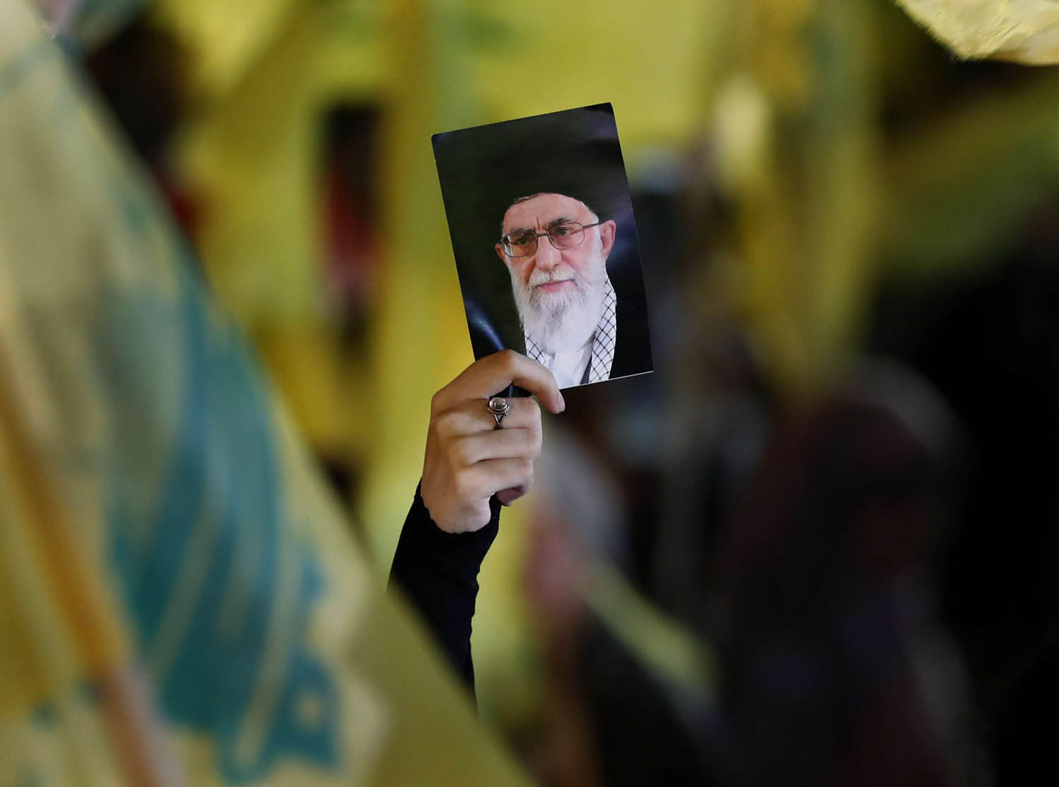 ناشطة في حزب الله ترفع صورة خامنئي في تجمع ببيروت