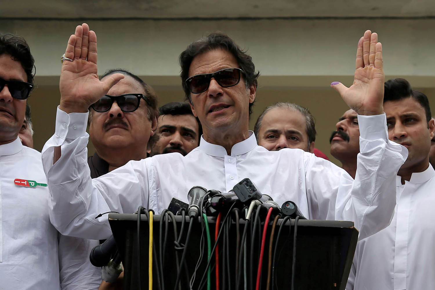 عمران خان يتحدث في حشد من مناصريه بعد تصويته في الانتخابات الأخيرة