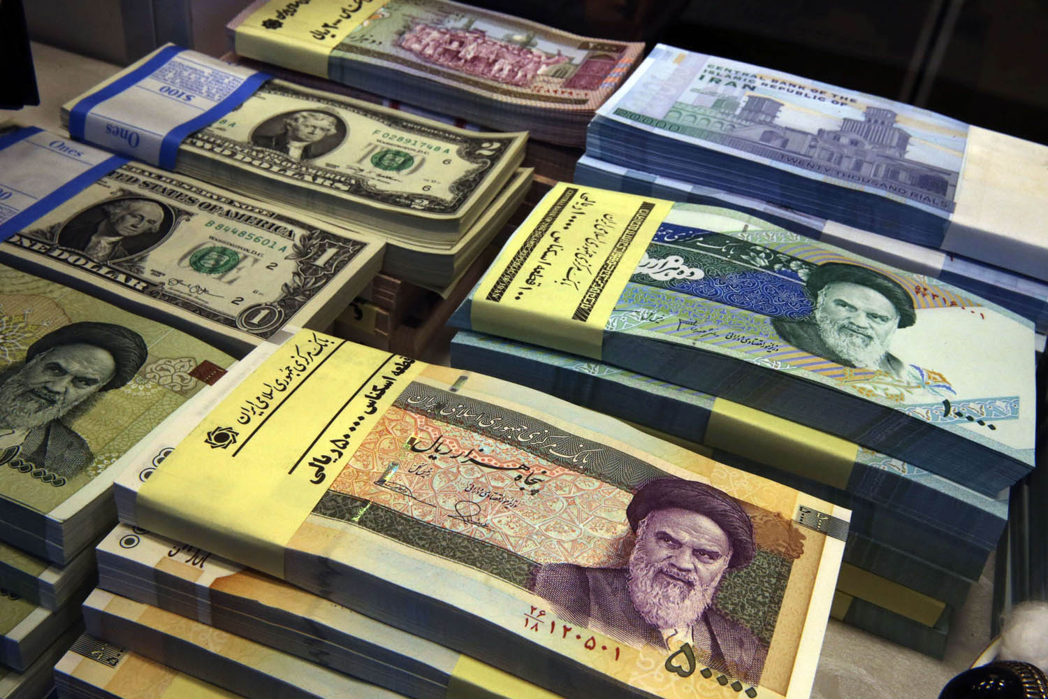 صراف في طهران يستعرض الفرق بين قيمة الدولار والريال