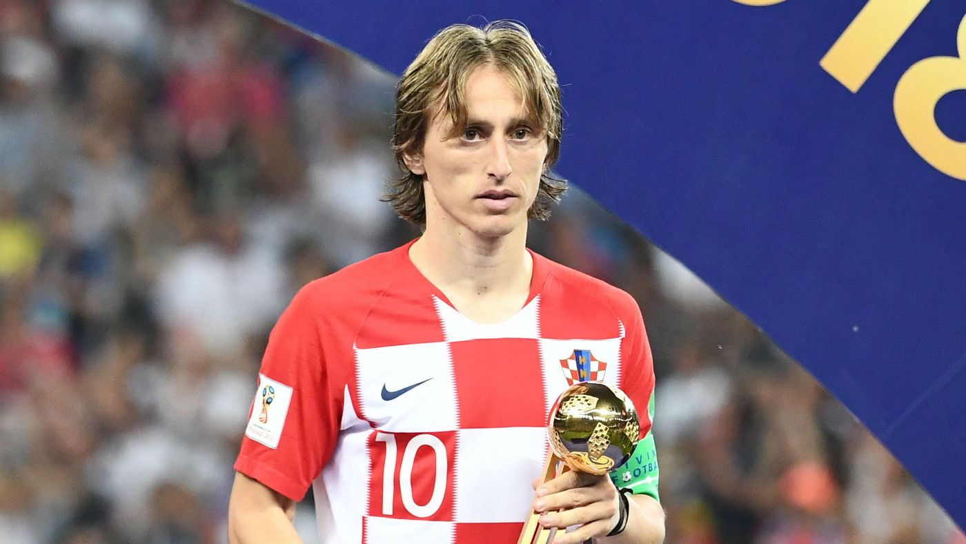 لوكا مودريتش خلال تسلمه جائزة افضل لاعب