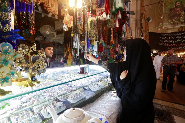 مرأة عراقية تتبضع في النجف القديمة