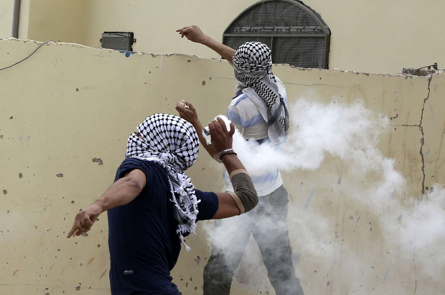 ماكينة إعلامية جبارة تعمل على تغييب صورة الفلسطيني المقاوم والصامد