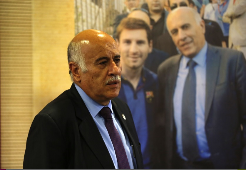  جبريل الرجوب وفي خلفيته صورة مشتركة مع ميسي