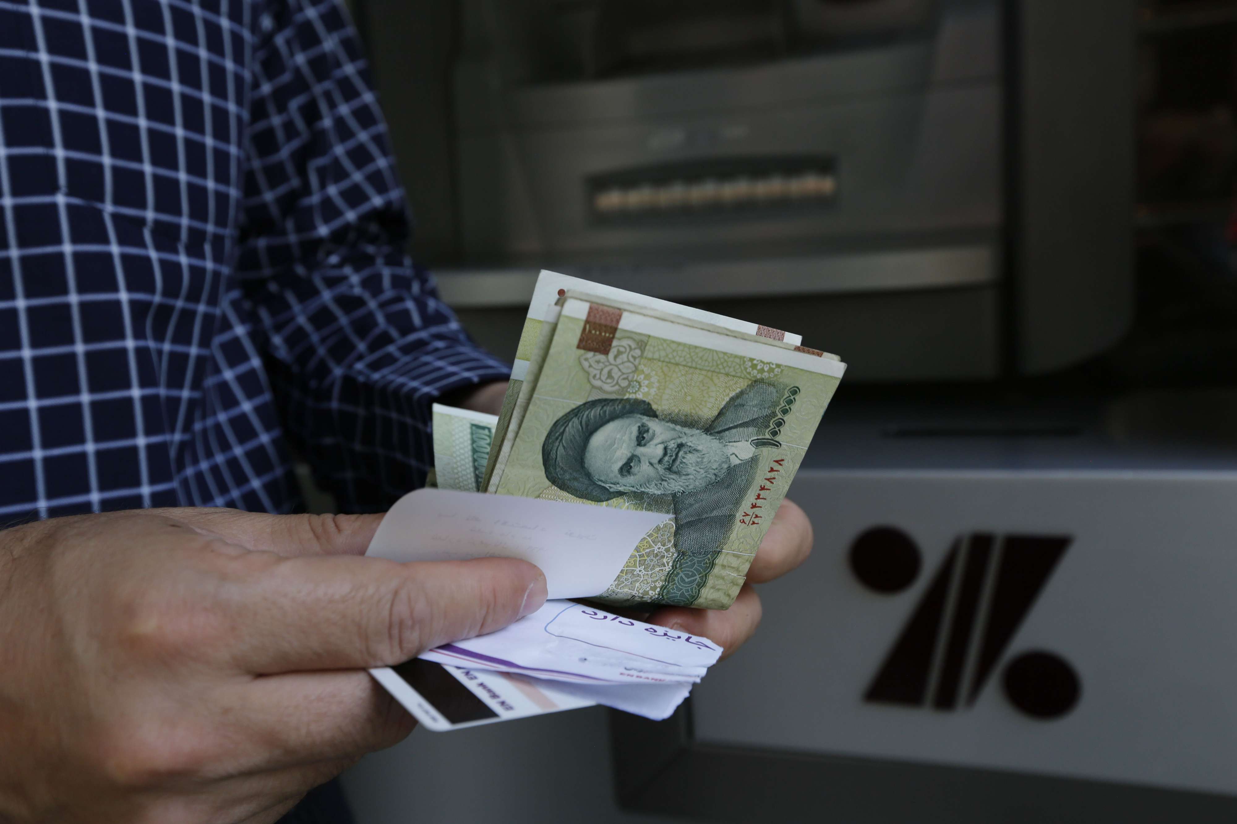 الريال يحوم حول 100 ألف للدولار