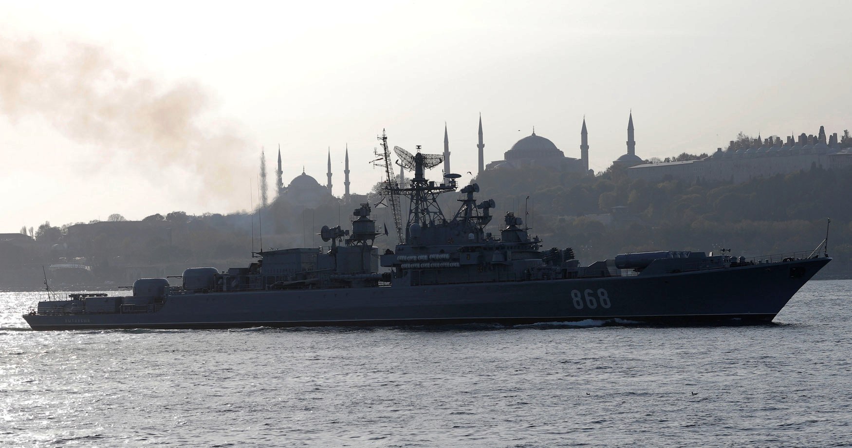سفينة حربية روسية في طريقها إلى السواحل السورية عبر مضيق البسفور