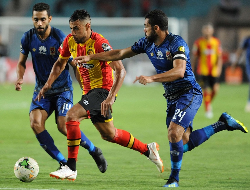 لاعب الوسط المصري أحمد فتحي (على اليمين) يتنافس على الكرة مع النجم التونسي أنيس بدري (وسط) خلال مباراة رابطة أبطال إفريقيا