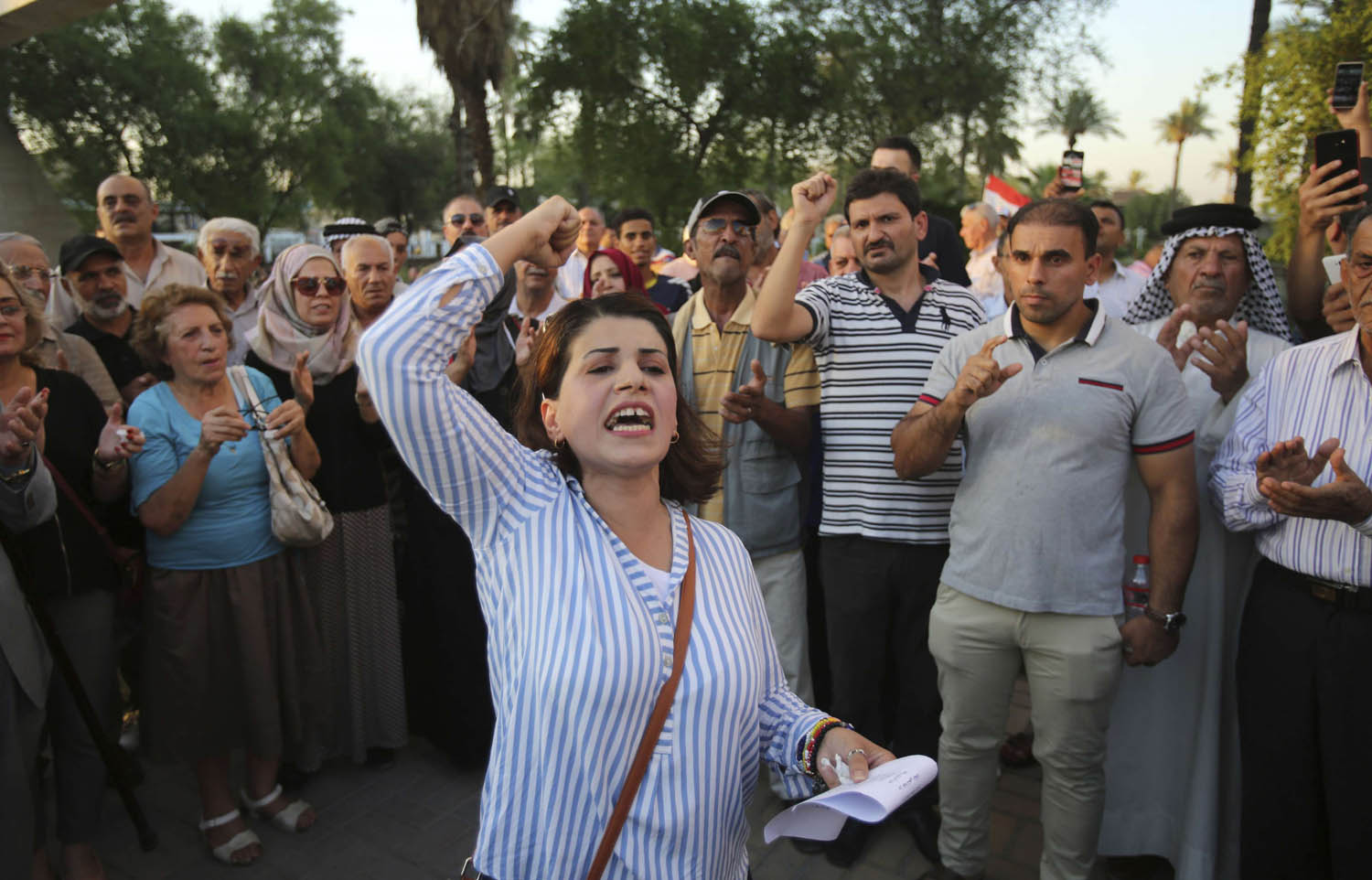 عراقية تلقي قصيدة احتجاج على الفساد وسوء الادارة في ساحة التحرير وسط بغداد